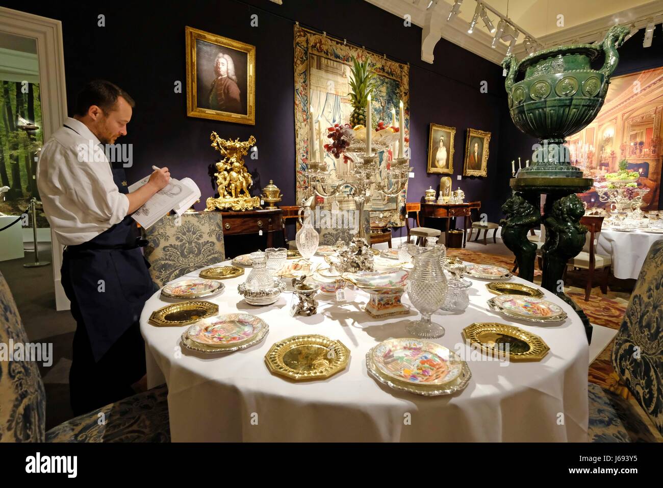 Londra, Regno Unito. 19 Maggio, 2017. Un Sotheby's membro dello staff controlla la raccolta di oggetti da The Belgravia casa di Lord Ballyedmond presentato in Sotheby's auction house vendita che ricorda l'aristocratica London town house in London, Gran Bretagna il 19 maggio 2017. Credito: Ray codolo/Xinhua/Alamy Live News Foto Stock