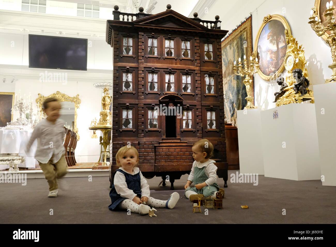 Londra, Regno Unito. 19 Maggio, 2017. I bambini giocano davanti a una grande inusuale del xviii secolo George II palladiano 'Baby House' dal quale la raccolta di oggetti da The Belgravia casa di Lord Ballyedmond è presentato in Sotheby's auction house vendita che ricorda l'aristocratica London town house in London, Gran Bretagna il 19 maggio 2017. Credito: Ray codolo/Xinhua/Alamy Live News Foto Stock