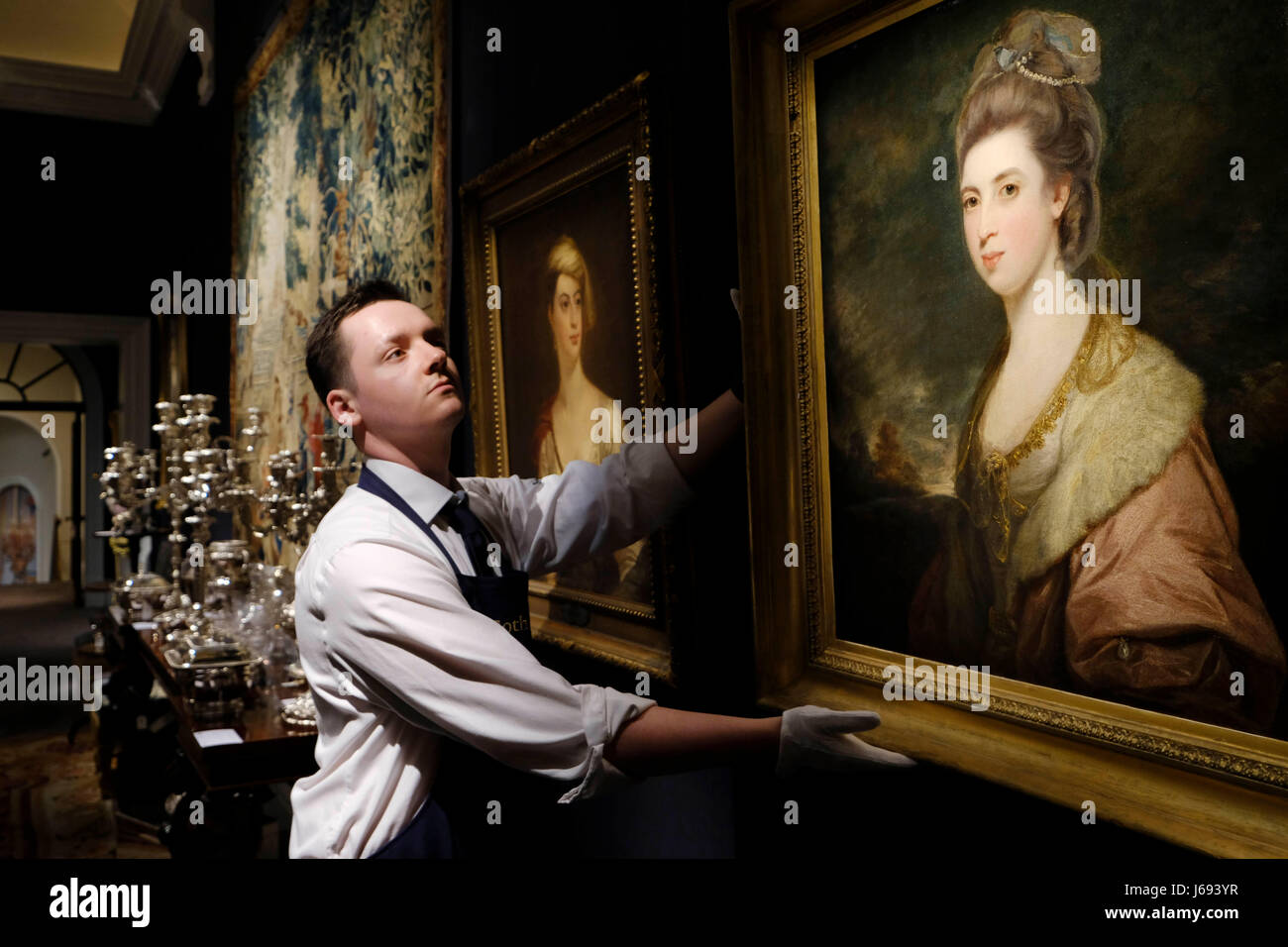 Londra, Belgravia casa di Lord Ballyedmond presentato in Sotheby's auction house vendita che ricorda l'aristocratica London town house di Londra. 19 Maggio, 2017. Un Sotheby's membro dello staff regola un dipinto intitolato Ritratto di Signora Richard-Pennant dall artista Sir Joshua Reynolds, dal quartiere di Belgravia casa di Lord Ballyedmond presentato in Sotheby's auction house vendita che ricorda l'aristocratica London town house in London, Gran Bretagna il 19 maggio 2017. Credito: Ray codolo/Xinhua/Alamy Live News Foto Stock