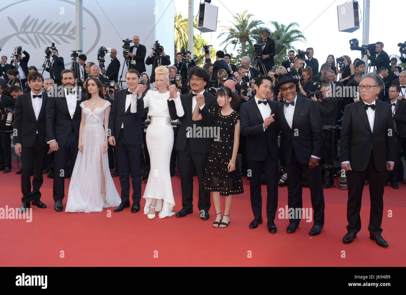 Cannes, Francia. 19 Maggio, 2017. CANNES, Francia - 19 Maggio: Attori Byung Heebong, Giancarlo Esposito, Steven Yeun e Ahn Seo-Hyun, direttore Bong Joon-Ho e attori Tilda Swinton, Paul Dano, Lily Collins, Jake Gyllenhaal e del Devon Bostic frequentare il 'Okja' lo screening durante il settantesimo annuale di Cannes Film Festival presso il Palais des Festivals il 19 maggio 2017 a Cannes, Francia. Credito: Federico Injimbert/ZUMA filo/Alamy Live News Foto Stock