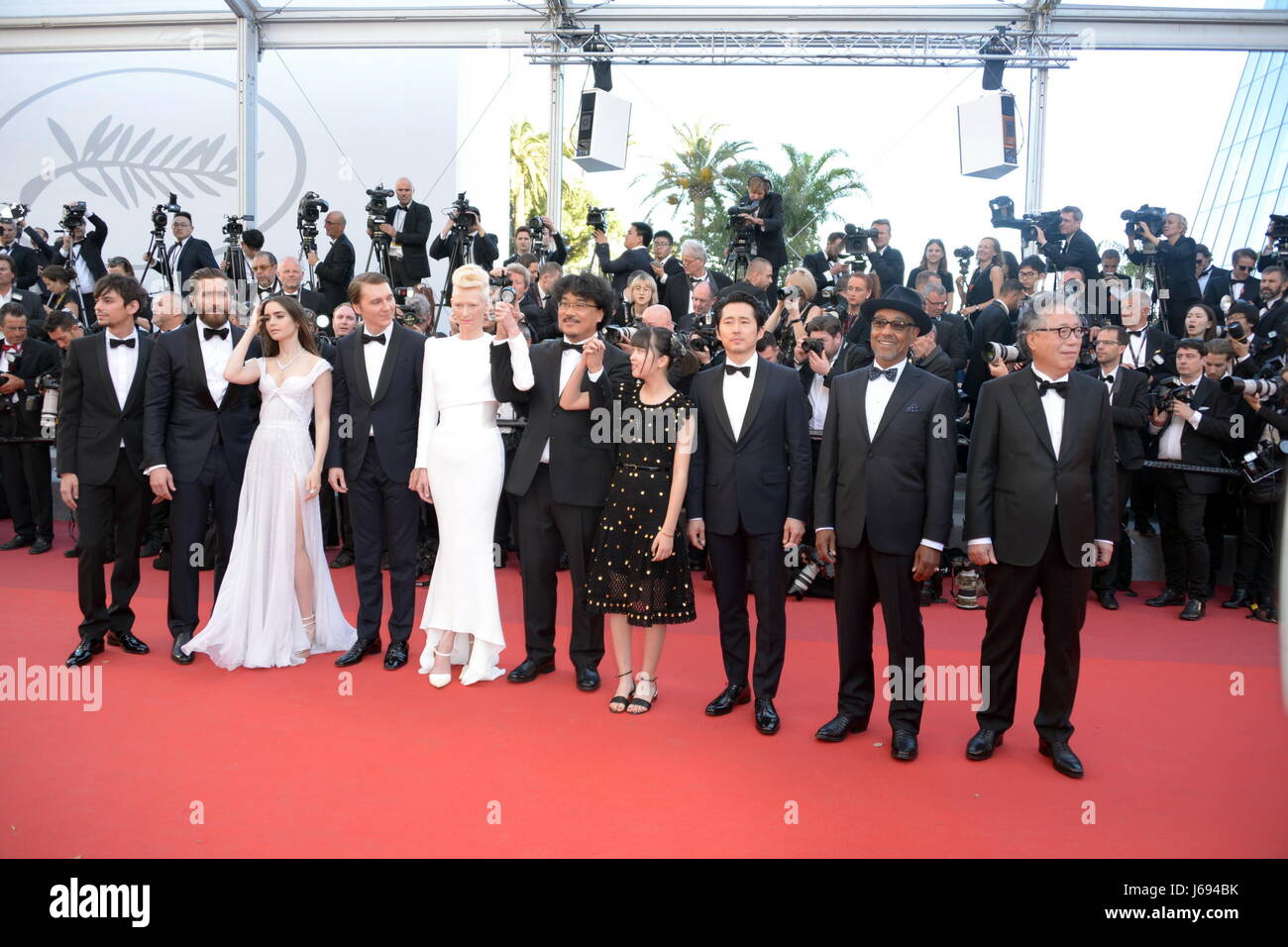 Cannes, Francia. 19 Maggio, 2017. CANNES, Francia - 19 Maggio: Attori Byung Heebong, Giancarlo Esposito, Steven Yeun e Ahn Seo-Hyun, direttore Bong Joon-Ho e attori Tilda Swinton, Paul Dano, Lily Collins, Jake Gyllenhaal e del Devon Bostic frequentare il 'Okja' lo screening durante il settantesimo annuale di Cannes Film Festival presso il Palais des Festivals il 19 maggio 2017 a Cannes, Francia. Credito: Federico Injimbert/ZUMA filo/Alamy Live News Foto Stock