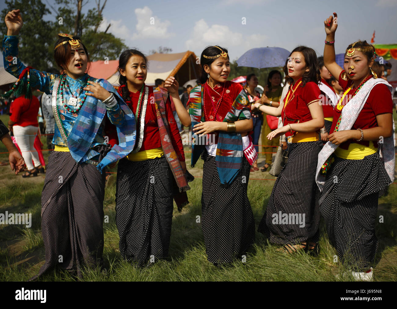 Kathmandu, Nepal. Il 20 maggio 2017. Le donne nepalesi dalla comunità Kirat vestito in costume abituale svolgere la loro tradizionale danza Sakela durante il loro patrimonio culturale Sakela festival di danza a Kathmandu, Nepal, Sabato 20 Maggio, 2017. Credito: Skanda Gautam/ZUMA filo/Alamy Live News Foto Stock