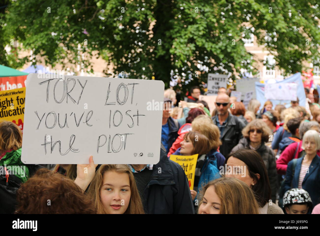 Bristol, Regno Unito. Il 20 maggio 2017. I genitori e i bambini e il personale scolastico si sono stretti a Bristol per protestare contro il Dipartimento per l istruzione è di nuovo finanziamento nazionale Formula (NFF) che vede Bristol perdendo quasi £33 milioni nel corso dei prossimi anni. Le scuole hanno avvertito che Bristol può perdere quasi mille insegnanti, e richiederà maggiori dimensioni di classe per far fronte ai tagli. Paolo Hennell/Alamy Live News Foto Stock