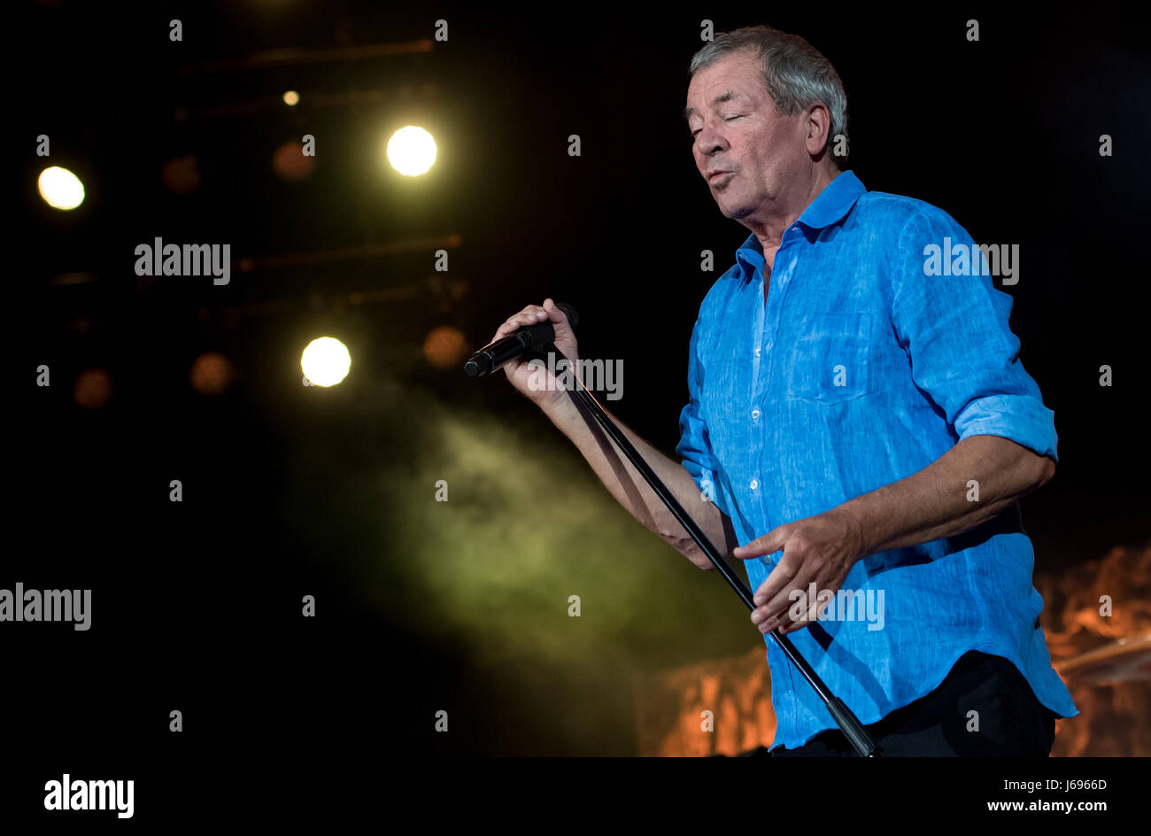 Monaco di Baviera, Germania. 19 Maggio, 2017. Deep Purple cantante Ian Gillan in termini di prestazioni sul palco a Olympia Hall di Monaco di Baviera, Germania, il 19 maggio 2017. Il British rock legends hanno dato dei calci a fuori la loro 'lungo addio tour' in Germania. Foto: Sven Hoppe/dpa/Alamy Live News Foto Stock