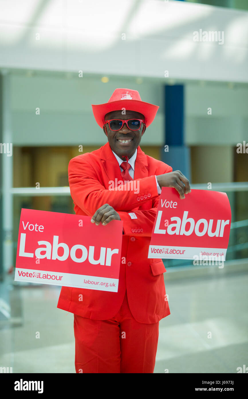Flamboyant partito laburista britannico sostenitore vestito di rosso in un rally politici durante la campagna elettorale 2017 Foto Stock