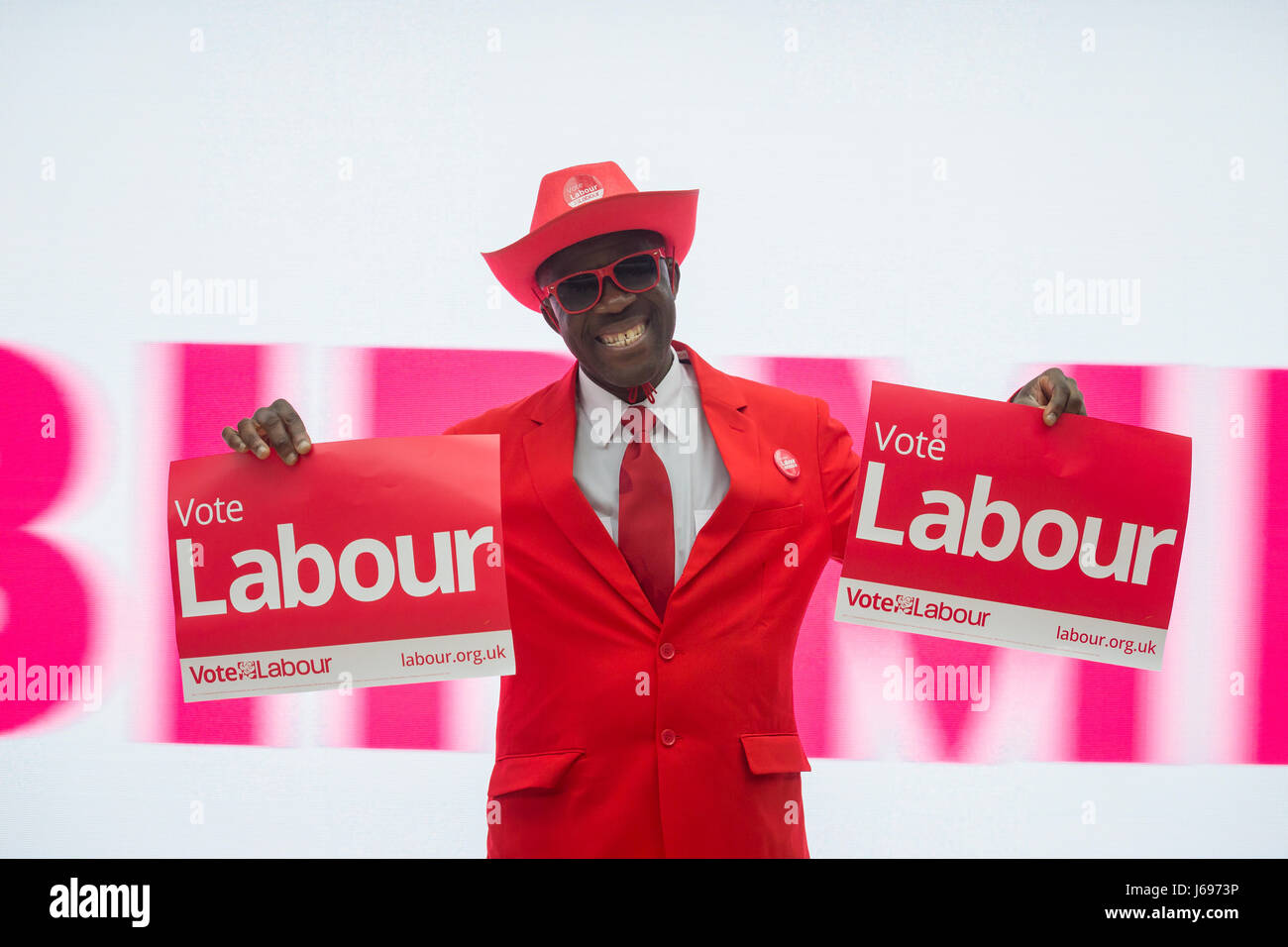 Flamboyant partito laburista britannico sostenitore vestito di rosso in un rally politici durante la campagna elettorale 2017 Foto Stock