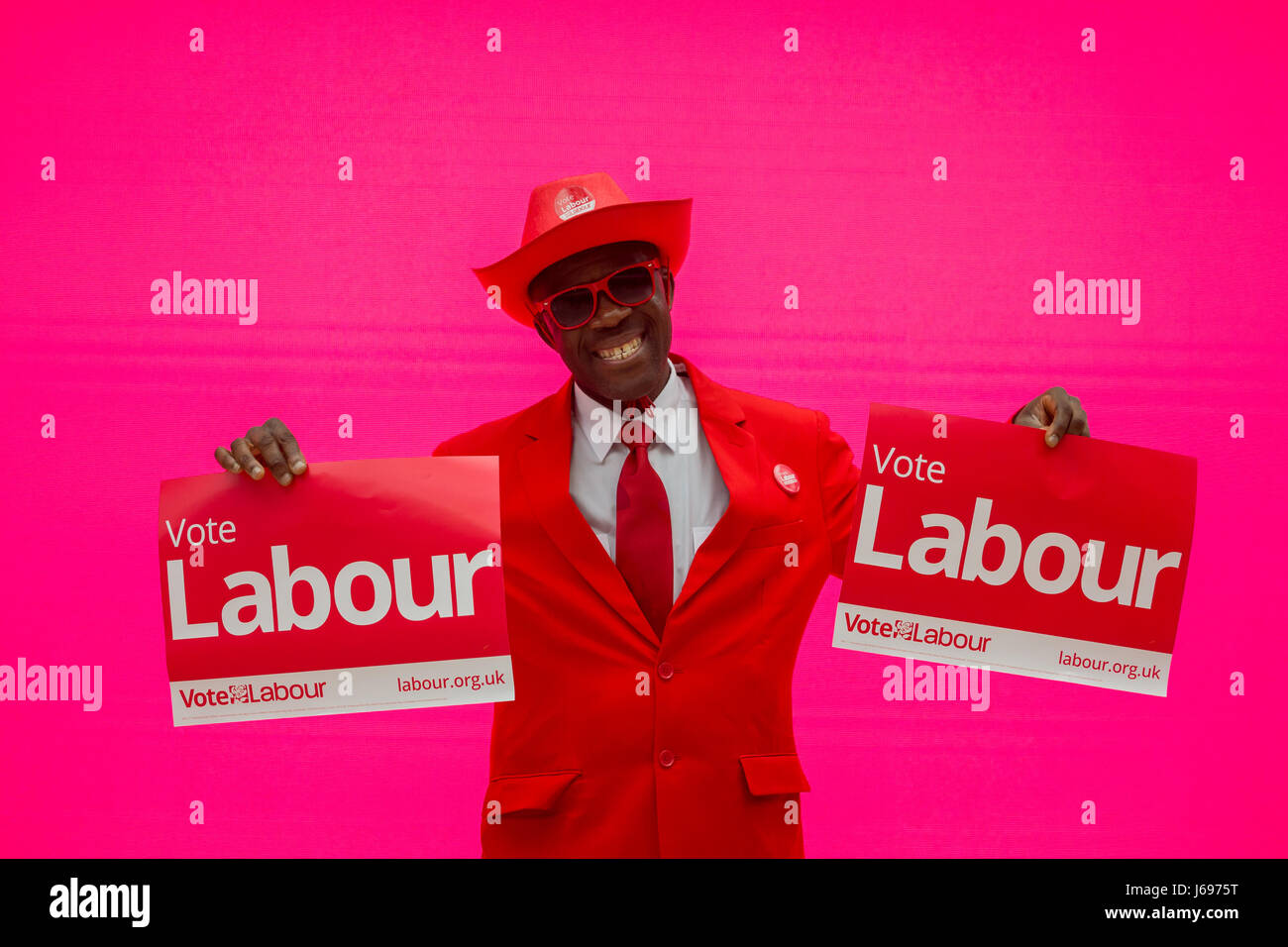 Flamboyant partito laburista britannico sostenitore vestito di rosso in un rally politici durante la campagna elettorale 2017 Foto Stock