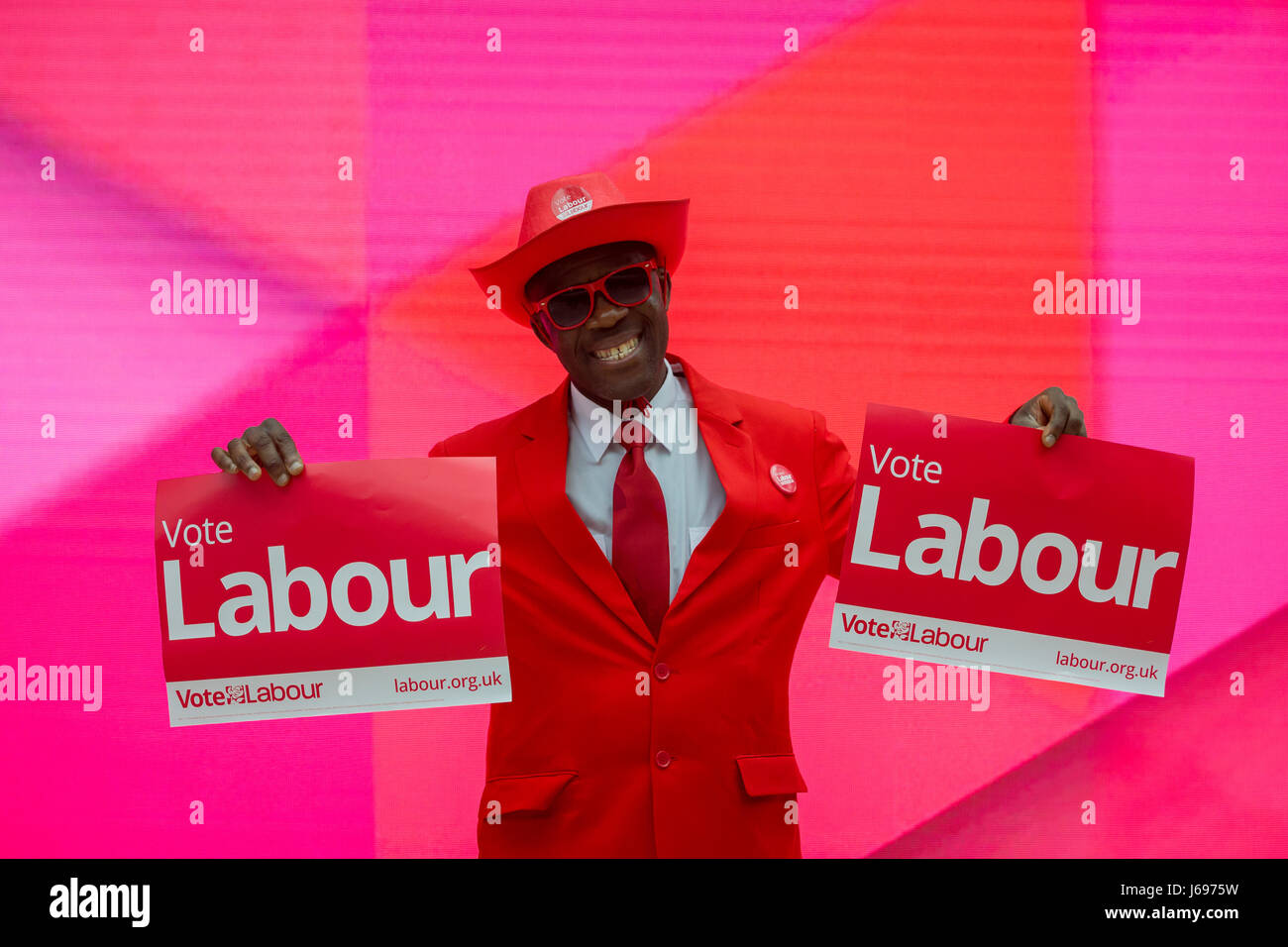 Flamboyant partito laburista britannico sostenitore vestito di rosso in un rally politici durante la campagna elettorale 2017 Foto Stock