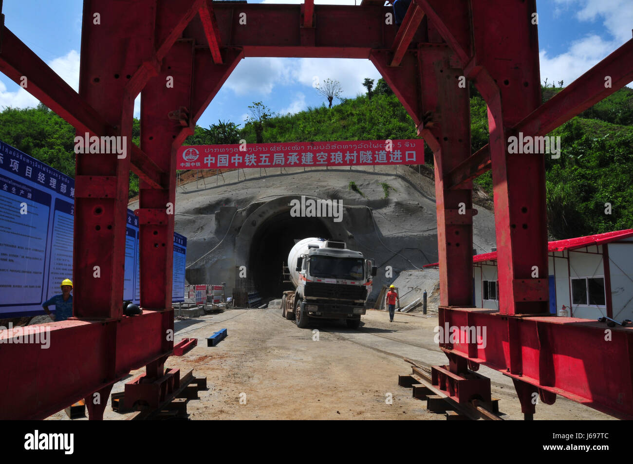 (170520) -- OUDOMXAY, 20 maggio 2017 (Xinhua) -- Foto scattata il 20 Maggio 2017 mostra Cina Ferrovia No.5 Engineering del Gruppo sito in costruzione lungo la ferrovia China-Laos nel nord del Laos" Oudomxay provincia. Il China-Laos ferrovia ha una lunghezza totale di 414.332 km con oltre 62,7% di ponti e gallerie, collegando Mohan-Boten cancello di confine nel nord del Laos e capitale Vientiane. (Xinhua/Yuan Wenlang)(GL) Foto Stock