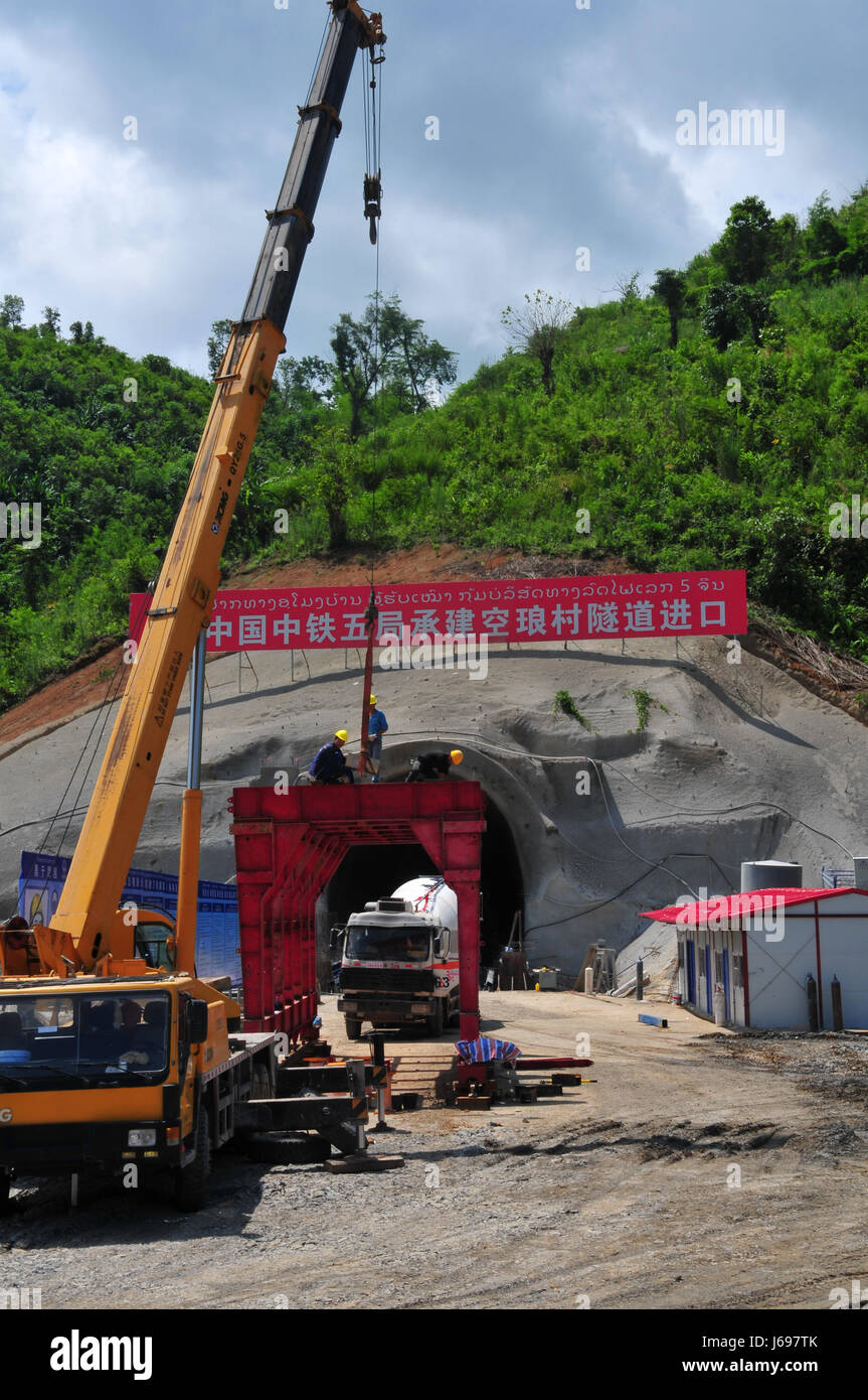 (170520) -- OUDOMXAY, 20 maggio 2017 (Xinhua) -- Foto scattata il 20 Maggio 2017 mostra Cina Ferrovia No.5 Engineering del Gruppo sito in costruzione lungo la ferrovia China-Laos nel nord del Laos" Oudomxay provincia. Il China-Laos ferrovia ha una lunghezza totale di 414.332 km con oltre 62,7% di ponti e gallerie, collegando Mohan-Boten cancello di confine nel nord del Laos e capitale Vientiane. (Xinhua/Yuan Wenlang)(GL) Foto Stock