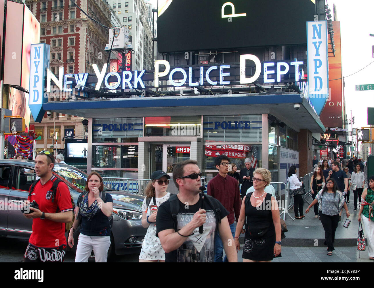 19 maggio 2017 - New York New York, Stati Uniti - I turisti e i pedoni a piedi dalla polizia NYPD stand in Times Square dove un veicolo mortale arato in mezzo alla folla in precedenza durante la settimana. (Credito Immagine: © Nancy Kaszerman via ZUMA filo) Foto Stock