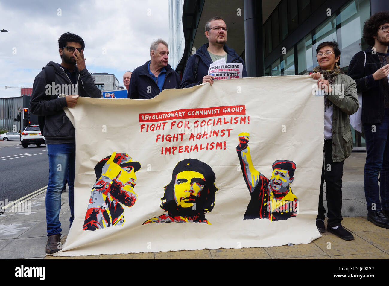 Londra, Regno Unito. Il 20 maggio 2017. Roccia attorno al blocco e altro gruppo di protesta in solidarietà con il Venezuela! Contro il guardiano ci si trova il fascismo complicità 'No al colpo di Stato in Venezuela' e qualche ala destra del venezuelano ruotare verso l'alto. L'ala destra sembrare disperata per parla di media e intervista al di fuori del The Guardian il 20 maggio 2017. Da vedere Li Credito: Vedere Li/Alamy Live News Foto Stock