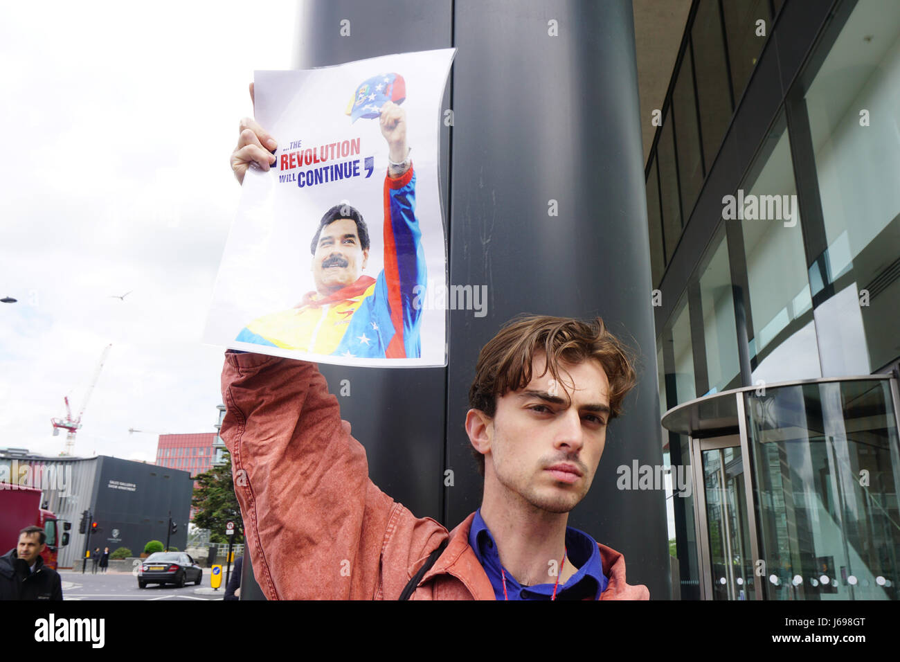 Londra, Regno Unito. Il 20 maggio 2017. Roccia attorno al blocco e altro gruppo di protesta in solidarietà con il Venezuela! Contro il guardiano ci si trova il fascismo complicità 'No al colpo di Stato in Venezuela' e qualche ala destra del venezuelano ruotare verso l'alto. L'ala destra sembrare disperata per parla di media e intervista al di fuori del The Guardian il 20 maggio 2017. Da vedere Li Credito: Vedere Li/Alamy Live News Foto Stock