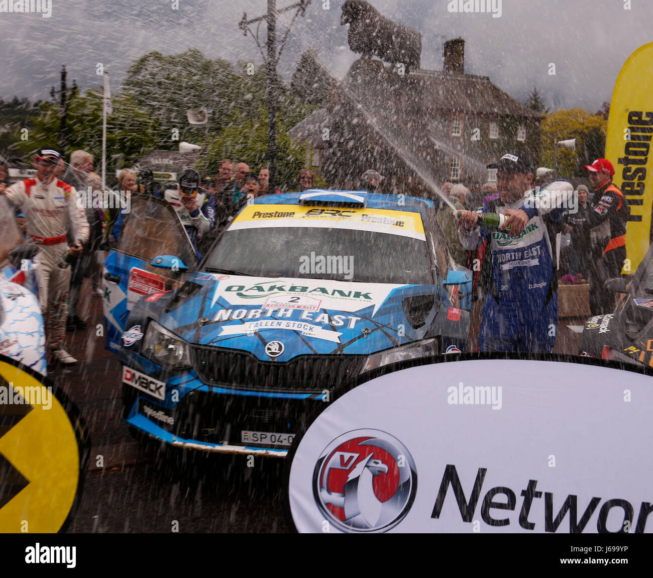 Dumfries and Galloway, UK. Il 20 maggio 2017. Vincitori David carrello e co driver Rae Kevin festeggiare la conquista del RSAC Rally scozzese a Moffat con Moffat Ram in background, Dumfries and Galloway, 19 - 20 Maggio 2017 Credit: Sud Ovest immagini Scozia/Alamy Live News Foto Stock
