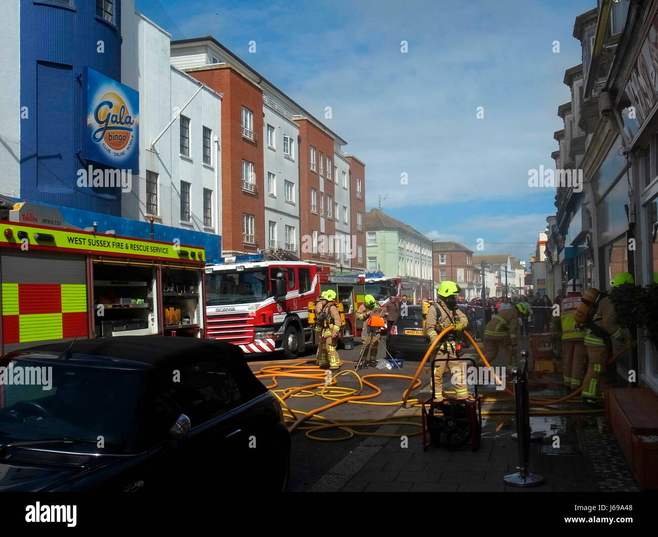 Worthing, Inghilterra. Il 20 maggio 2017. - I vigili del fuoco di affrontare flat fire - West Sussex Fire & Rescue Service affrontare un incendio in edificio a tre piani in Rowlands Road oggi. Foto: Jonathan Eastland/Ajax/Alamy Live News. Foto Stock