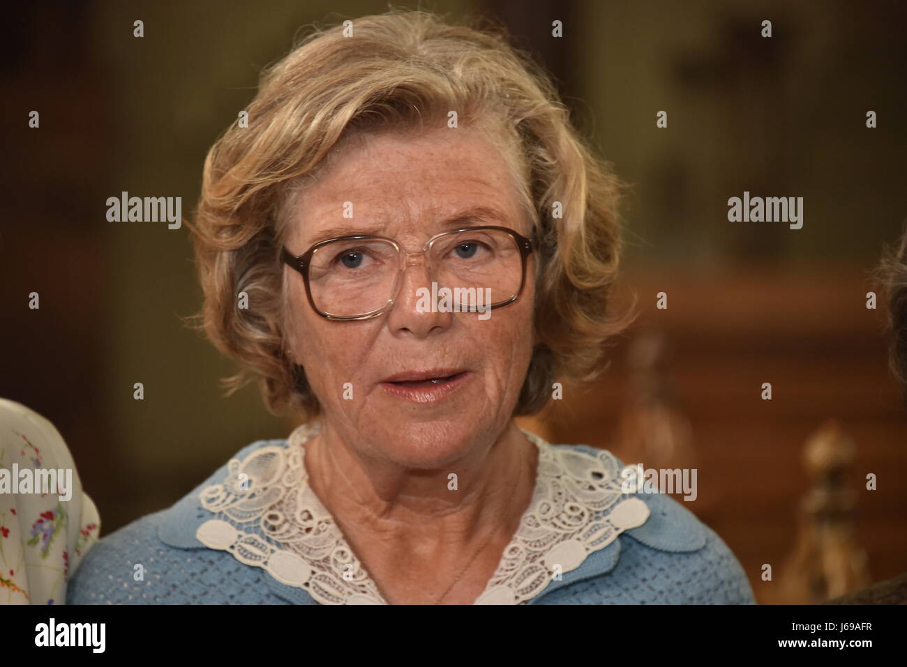 L'attrice Jutta Speidel pone sul set del film "Wir sind doch Schwestern' (lit. Ma ci sono sorelle) dal pubblico tedesco le emittenti televisive WDR e ARD basato su un libro dalla scrittrice Anne Gesthuysen, in Vettweiss, Germania, 18 maggio 2017. - Nessun filo SERVICE - foto: Horst Galuschka/dpa/Horst Galuschka dpa Foto Stock L'attrice Jutta Speidel pone sul set del film "Wir sind doch Schwestern' (lit. Ma ci sono sorelle) dal pubblico tedesco le emittenti televisive WDR e ARD basato su un libro dalla scrittrice Anne Gesthuysen, in Vettweiss, Germania, 18 maggio 2017. - Nessun filo SERVICE - foto: Horst Galuschka/dpa/Horst Galuschka dpa Foto Stock