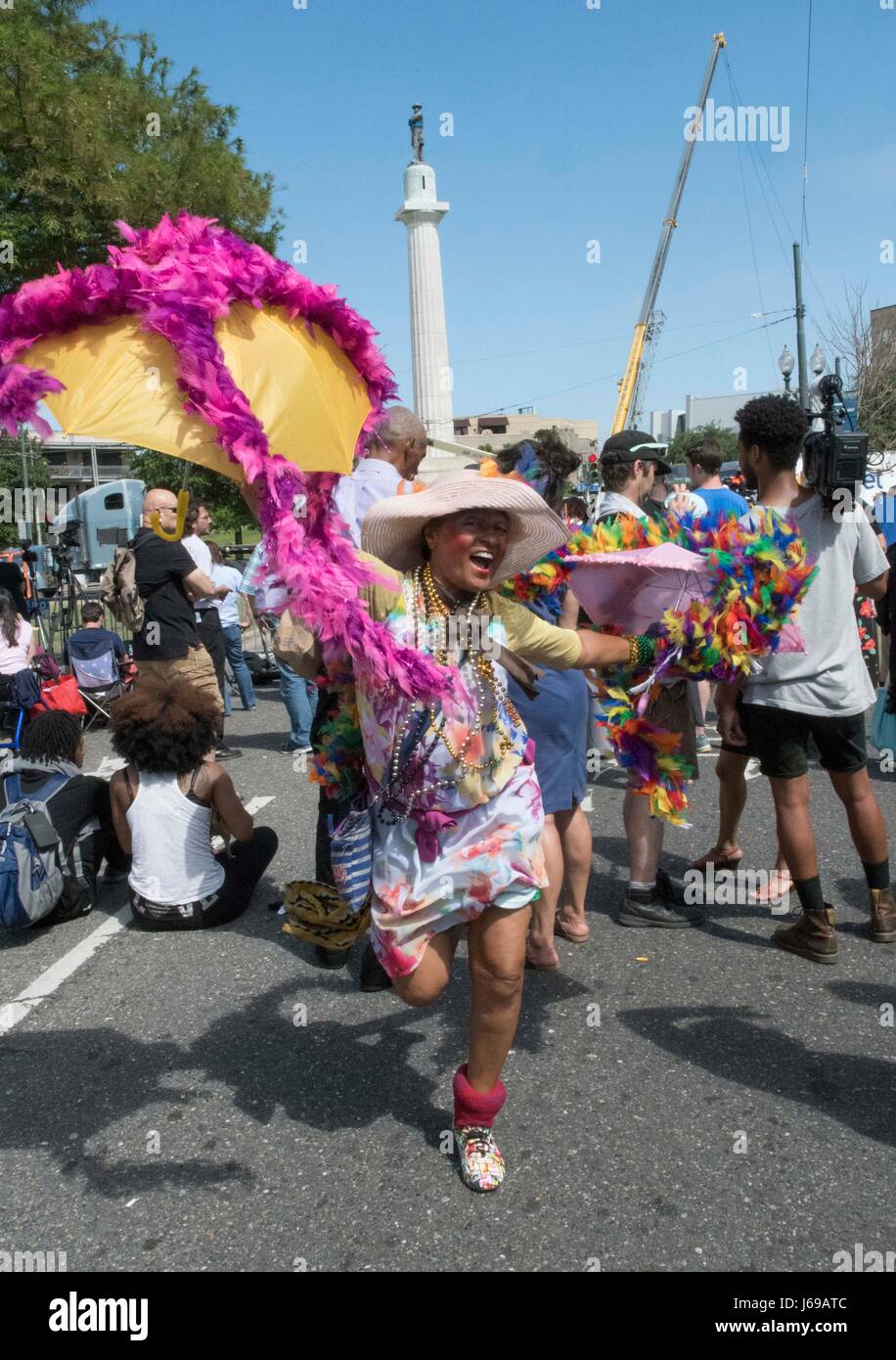 New Orleans, Louisiana USA Maggio 19, 2017: persone allegria in strada come preparare i lavoratori per rimuovere il 16 piedi di altezza statua del confederato generale Robert E. Lee, il quarto monumento commemorativo della Confederazione in città per essere rimossi su ordini di Sindaco Mitch Landrieu. Credito: Bob Daemmrich/Alamy Live News Foto Stock