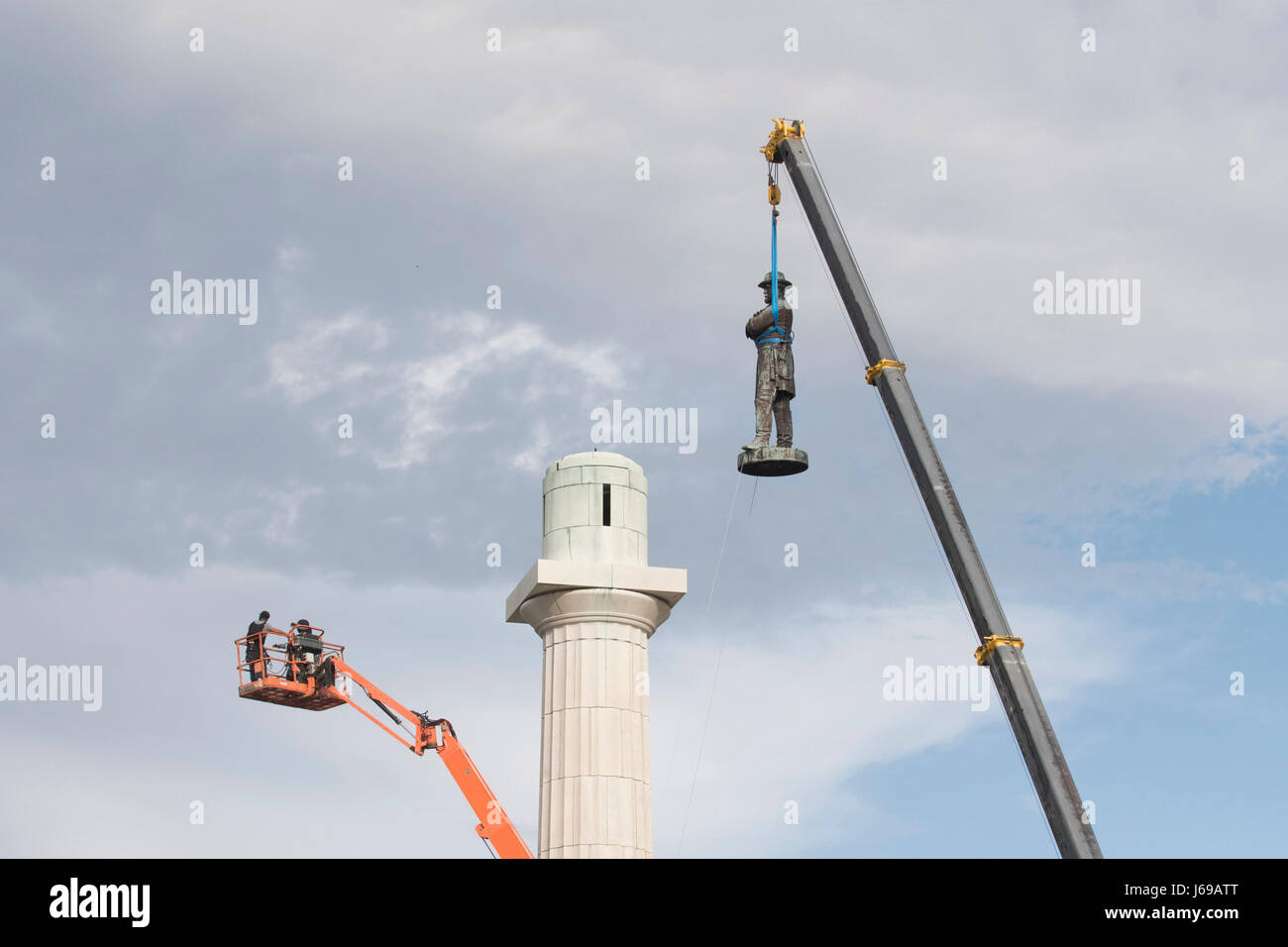 New Orleans, Louisiana USA Maggio 19, 2017: città dei lavoratori di armatura per il corpo e le maschere di rimuovere la statua del generale confederato Robert E. Lee dal suo piedistallo in New Orleans davanti ad un tifo folla di curiosi. Il 16-piede statua, in piedi su un 8 piedi di piedistallo sulla cima di un 60-piede colonna, è stata eretta nel 1884 in un prominente posizione nel centro cittadino. Sindaco Mitch Landrieu ordinato il controverso distacco della statua di Lee e tre altri monumenti alla Confederazione. Credito: Bob Daemmrich/Alamy Live News Foto Stock