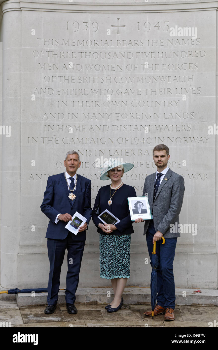 Brookwood Cimitero Militare Surrey, Regno Unito. Il 20 maggio 2017. Historian CWGC Max Dutton (a destra) al Brookwood 1939 - 45 Memorial con il sindaco di Woking Graham Cundy e la moglie Sara. Max è in possesso di una foto di violette Szabo GC memorialised sul monumento e chi è stato uno speciale agente operazioni catturato dalla Gestapo ed eseguiti a Ravensbruck campo di concentramento. Credito: wyrdlight/Alamy Live News Foto Stock