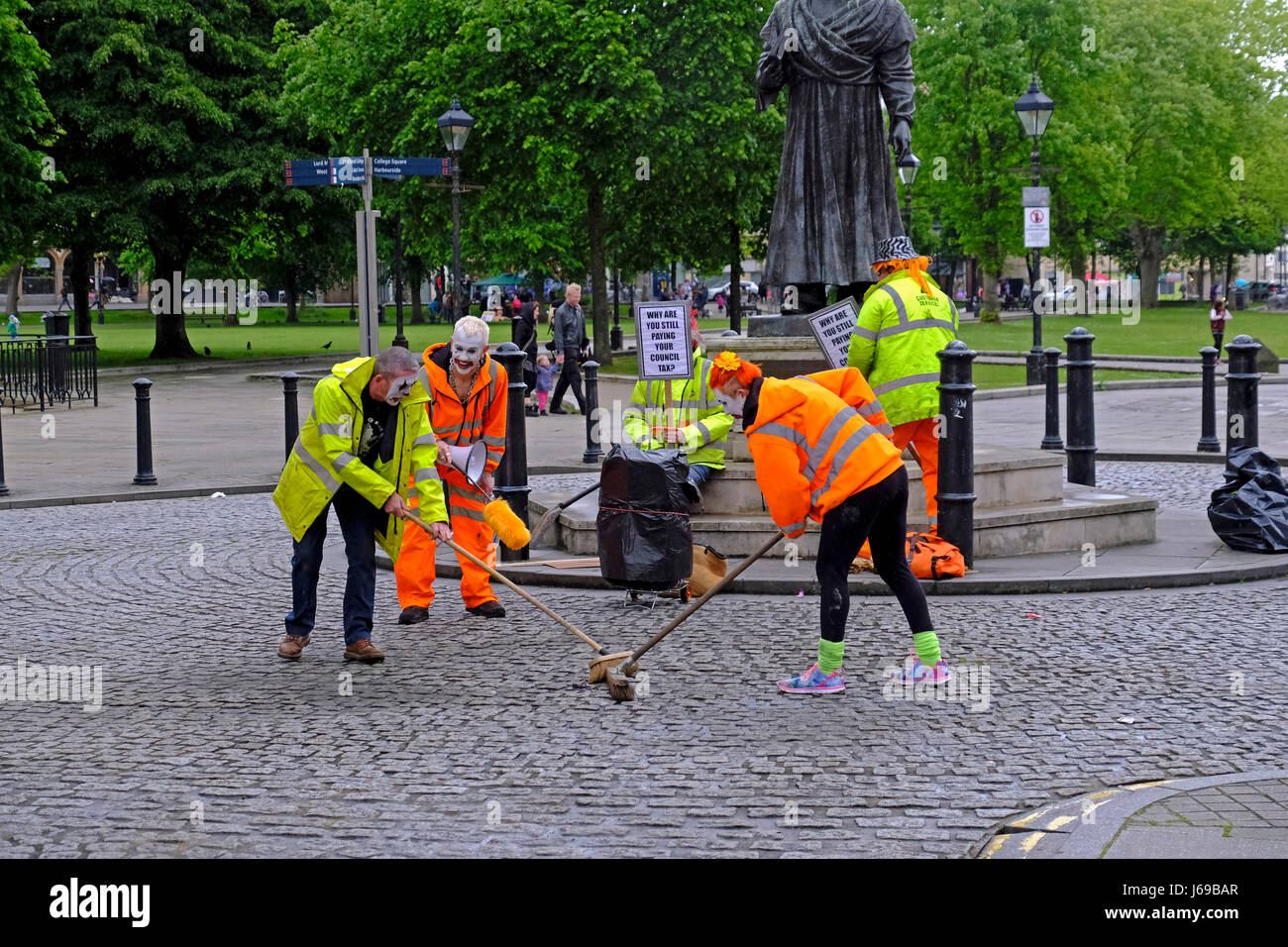 Bristol, Regno Unito. Il 20 maggio 2017. Doghouse e amici girare un video per la canzone "Public Services Ltd". Keith Ramsey/Alamy Live News Foto Stock