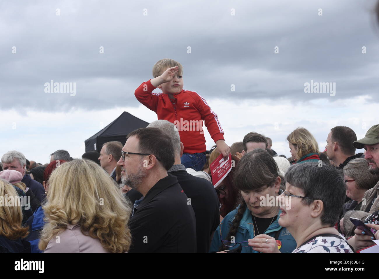 West Kirby, Inghilterra, Regno Unito. Il 20 maggio 2017. Partito Laburista comizio elettorale - leader Jeremy Corbyn è accolto da una folla numerosa durante una visita a West Kirby a sostegno di Margaret Greenwood per la campagna per vincere in Wirral West. Credit David J Colbran / Alamy Live News Foto Stock