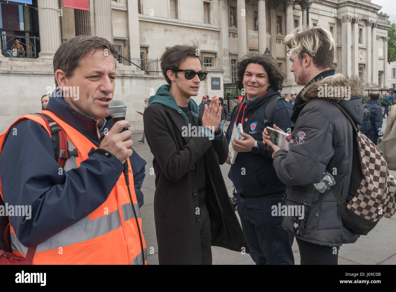 Londra, Regno Unito. Il 20 maggio 2017. Il dado di Londra Segretario Regionale Martin Powell-Davies parla a voce Teen UK rally in Trafalgar Square chiedendo voti in tutte le elezioni nel Regno Unito a 16. Dicono che è ingiusto che mentre sono in grado di lavorare e di pagare le tasse e anche di unire le forze armate non hanno dire in voti che per effetto del loro futuro per un probabilmente in misura maggiore rispetto a chi ha il diritto di voto alle elezioni per il momento. Come pure abbassando l'età per votare, vogliono anche i giovani a dire la politica in materia di istruzione e formazione e a migliorare la salute mentale della formazione in scuole e assistenza in materia di salute mentale per i giovani. Tra th Foto Stock