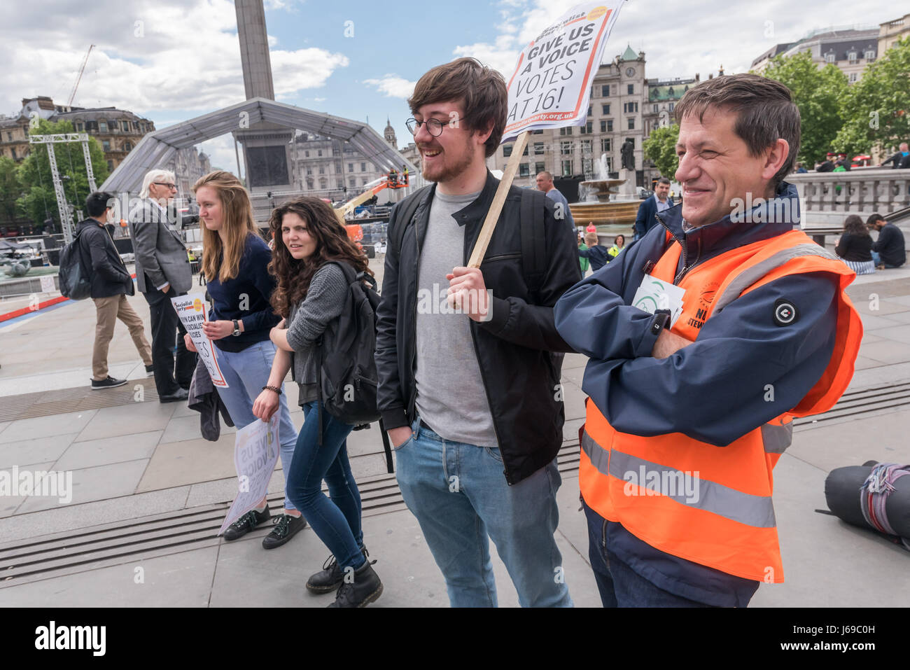 Londra, Regno Unito. Il 20 maggio 2017. Il dado di Londra Segretario Regionale Martin Powell-Davies (destra) atTeen Voice rally in Trafalgar Square chiedendo voti in tutte le elezioni nel Regno Unito a 16. Dicono che è ingiusto che mentre sono in grado di lavorare e di pagare le tasse e anche di unire le forze armate non hanno dire in voti che per effetto del loro futuro per un probabilmente in misura maggiore rispetto a chi ha il diritto di voto alle elezioni per il momento. Come pure abbassando l'età per votare, vogliono anche i giovani a dire la politica in materia di istruzione e formazione e a migliorare la salute mentale della formazione in scuole e assistenza in materia di salute mentale per i giovani. Tra i Foto Stock