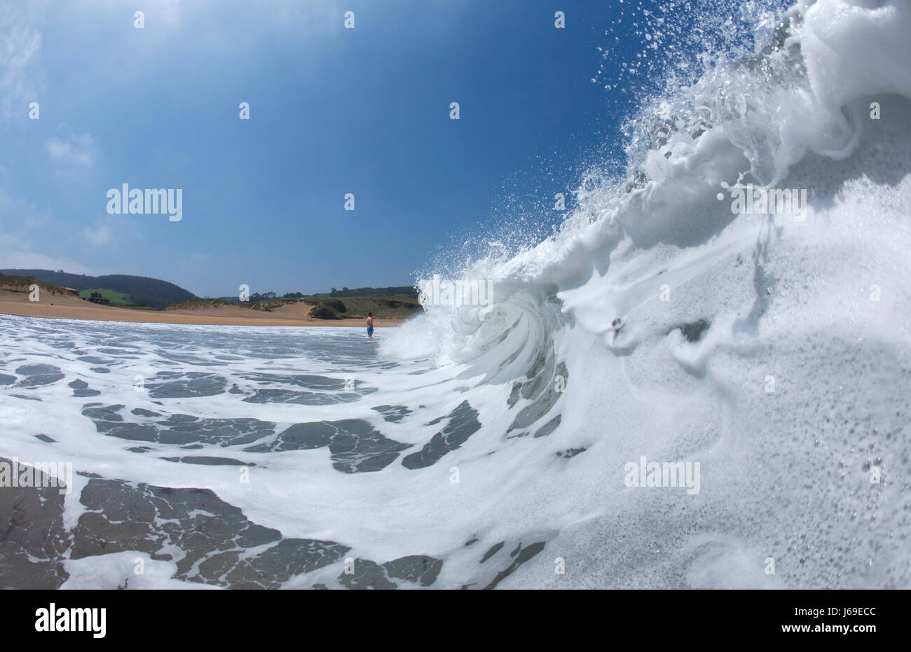 Spiaggia mare spiaggia mare onde onda di schiuma si rigonfiano shore break grande grande Foto Stock