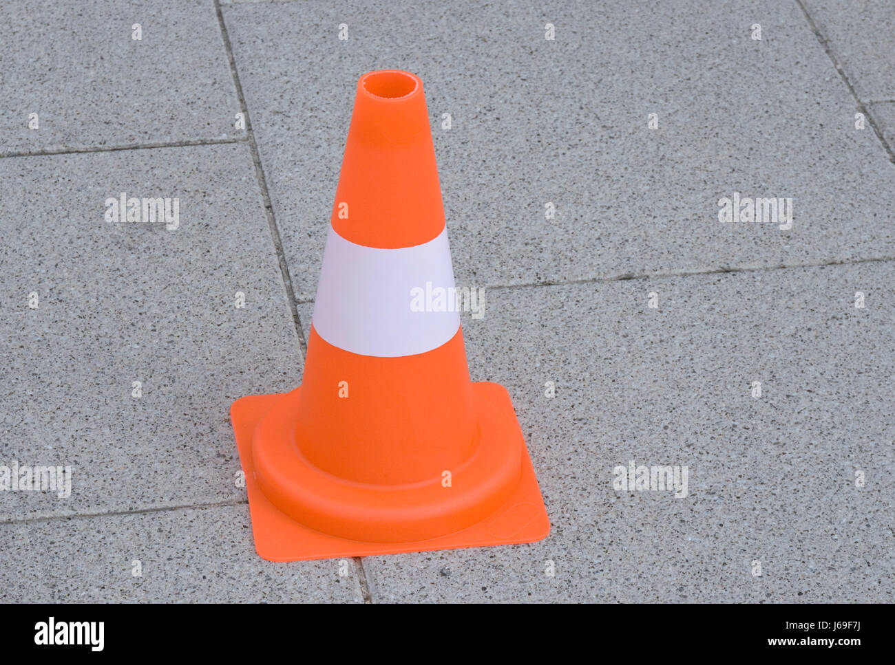 Trasporto di traffico cono di calcestruzzo pavimento stradale sicurezza stradale messa a terra di sicurezza Foto Stock