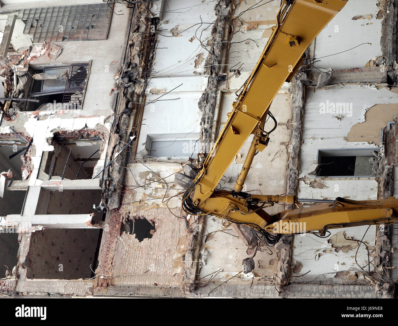 La guerra dei conflitti di detriti di demolizione di caterpillar rottamazione bomba esplosa la guerra dei conflitti Foto Stock