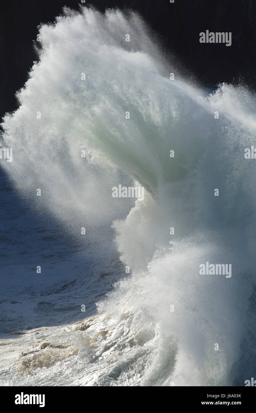 Big wave grande enorme extreme potente imponente immenso onde pertinenti spagna Foto Stock