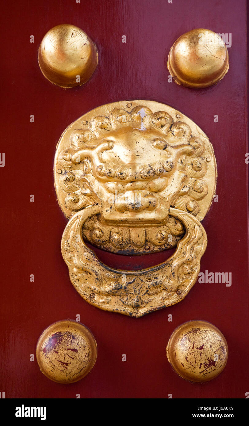 Porta drago cinese Pechino dettaglio storico tempio religioso della città monumento storico Foto Stock