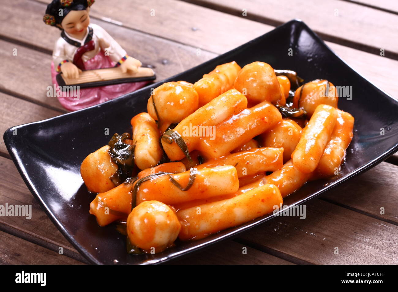 Il coreano Tteokbokki con salsa di peperoncino sul piatto nero Foto Stock