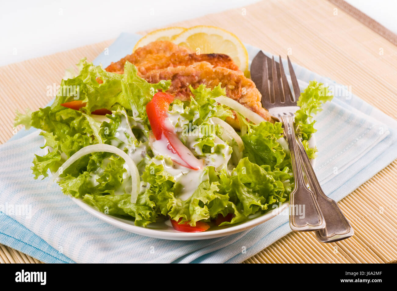 Fried - Filetti di Triglia con insalata in ciotola bianco ...