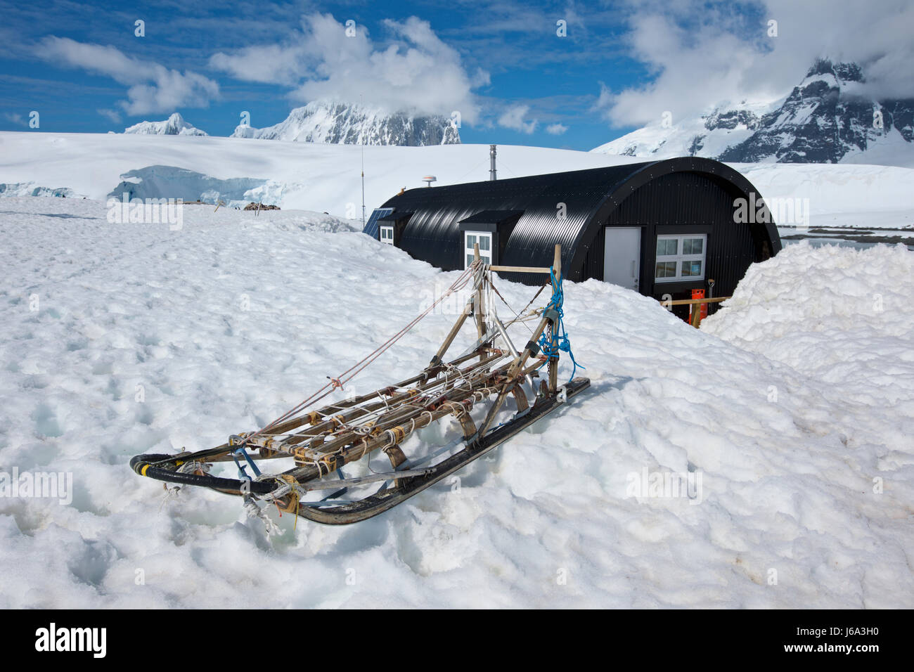 Slitta trainata da cani a Port Lockroy, isola Wiencke, Palmer arcipelago, Penisola Antartica Foto Stock