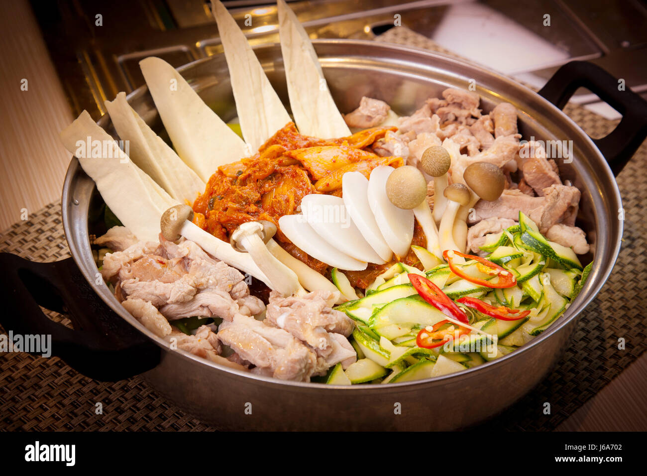 Il coreano hot pot di maiale con funghi, Kim chi e il cetriolo Foto Stock