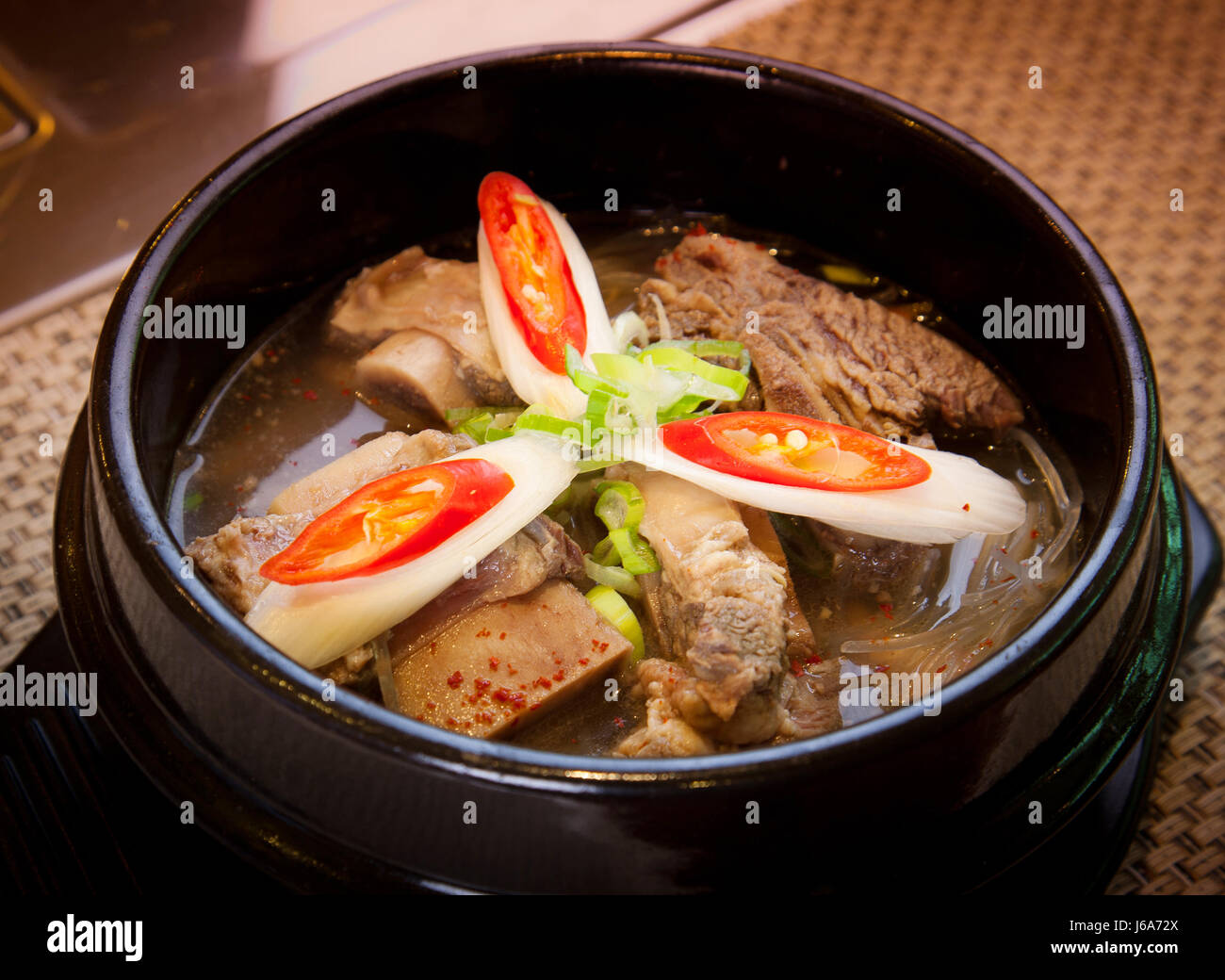 Nero stufato di costolette di maiale brasato con Lotus e cipolla Foto Stock