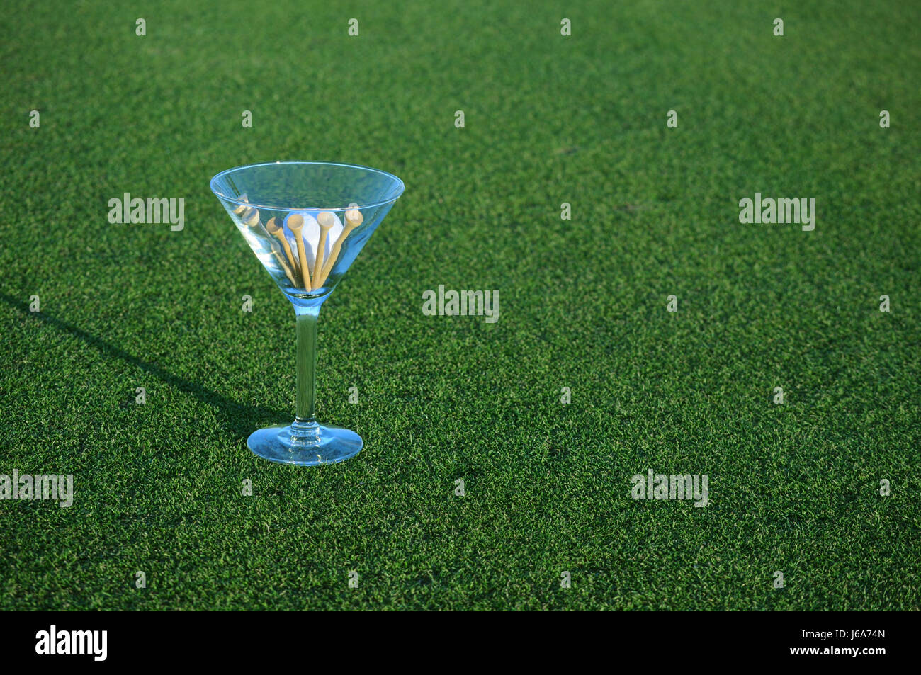 Calice di vetro tumbler foro sferico martini golf calice di vetro tumbler macro oggetto Foto Stock