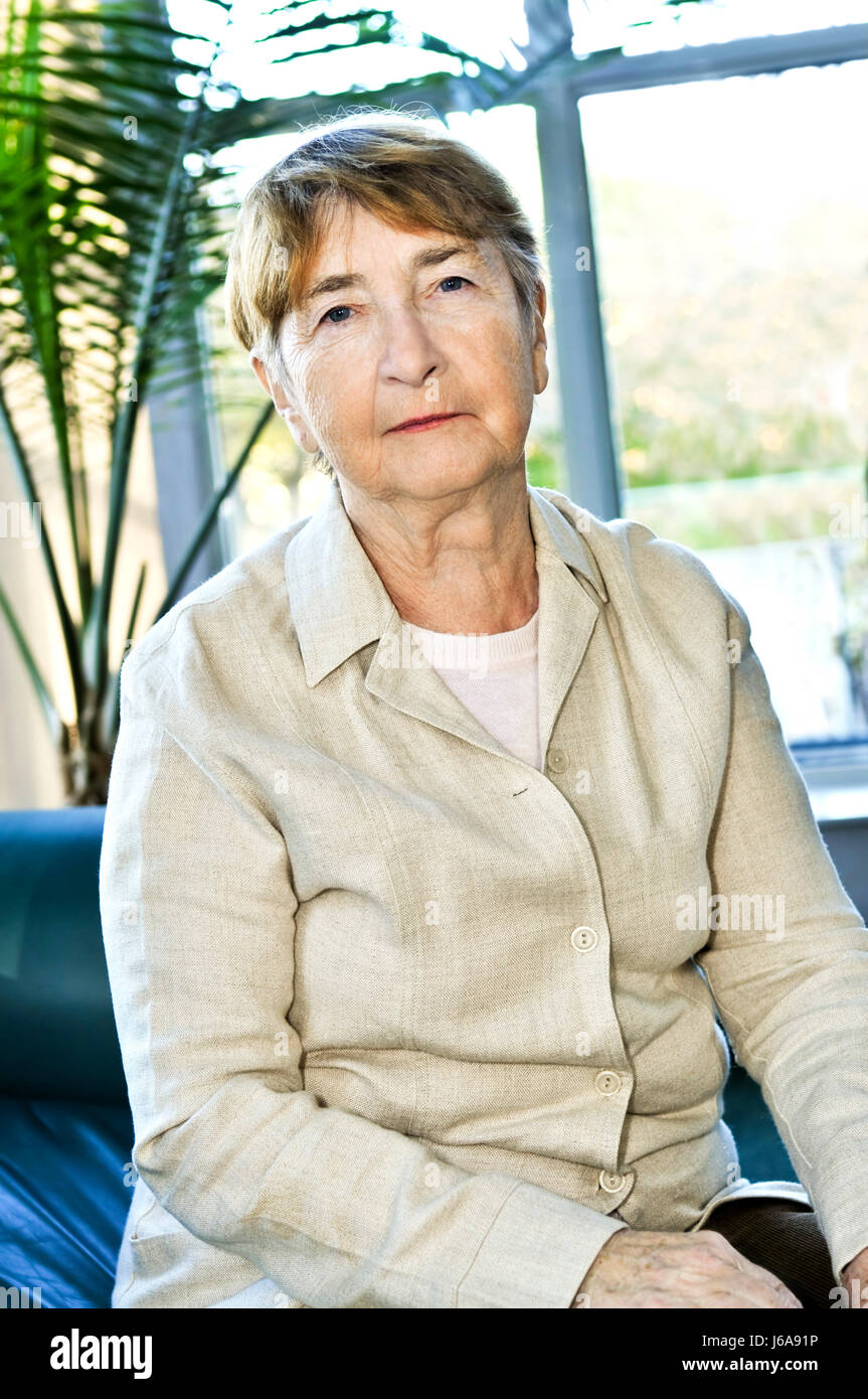 Donna triste preoccupazione preoccupato preoccupare ansietà solleciti solleciti mettere seduta sit Foto Stock