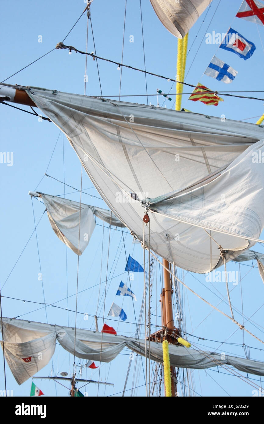 Imbarcazione a vela del montante di bandiera della nave firmamento corda  Bianco cielo Barca a Vela Barca a vela Foto stock - Alamy