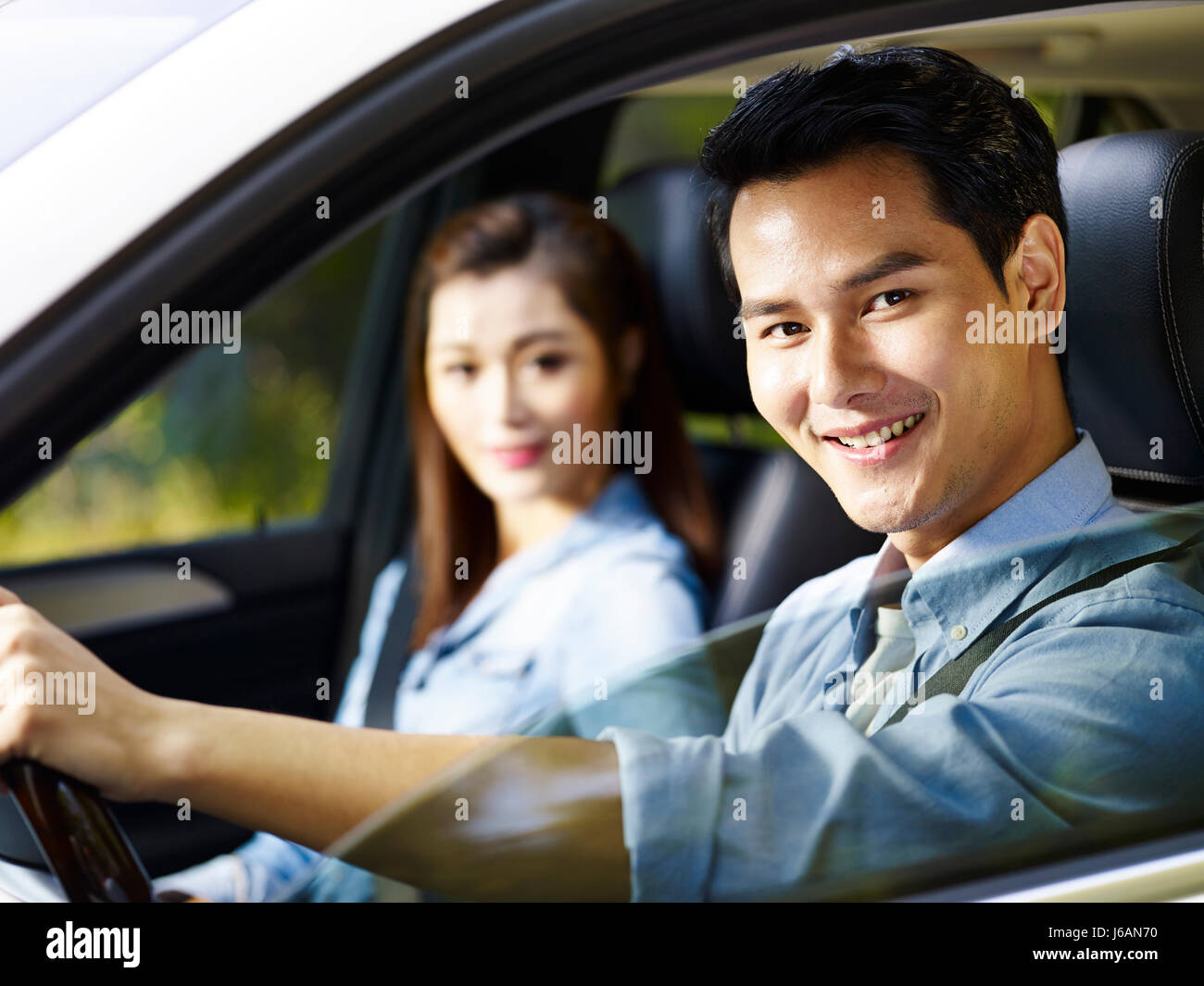 Giovani asiatici giovane godendo di corsa in auto. Foto Stock