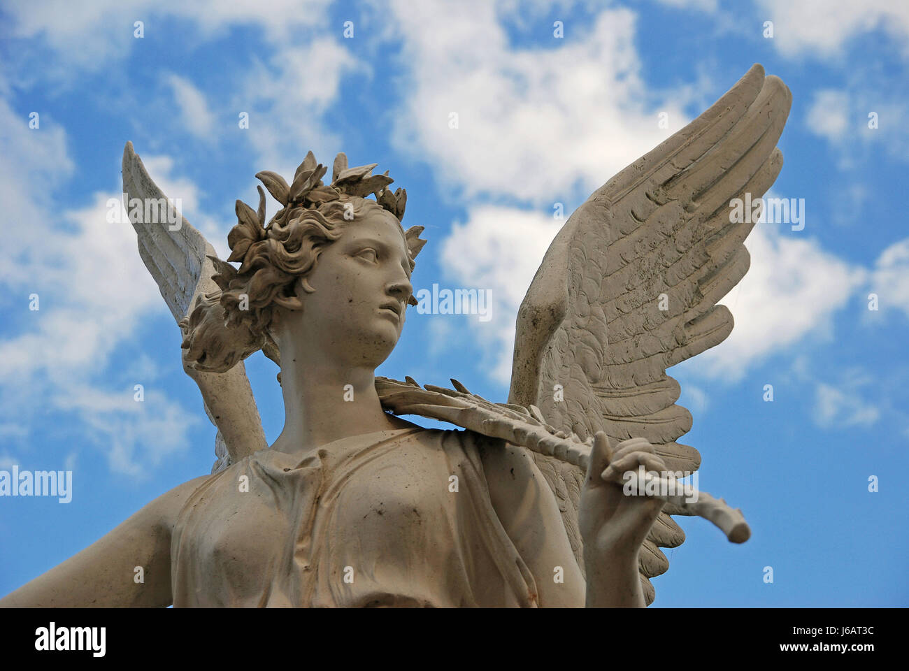 Statua cimitero ala angelo angeli pace firmamento cielo nuvole statua femminile ala Foto Stock