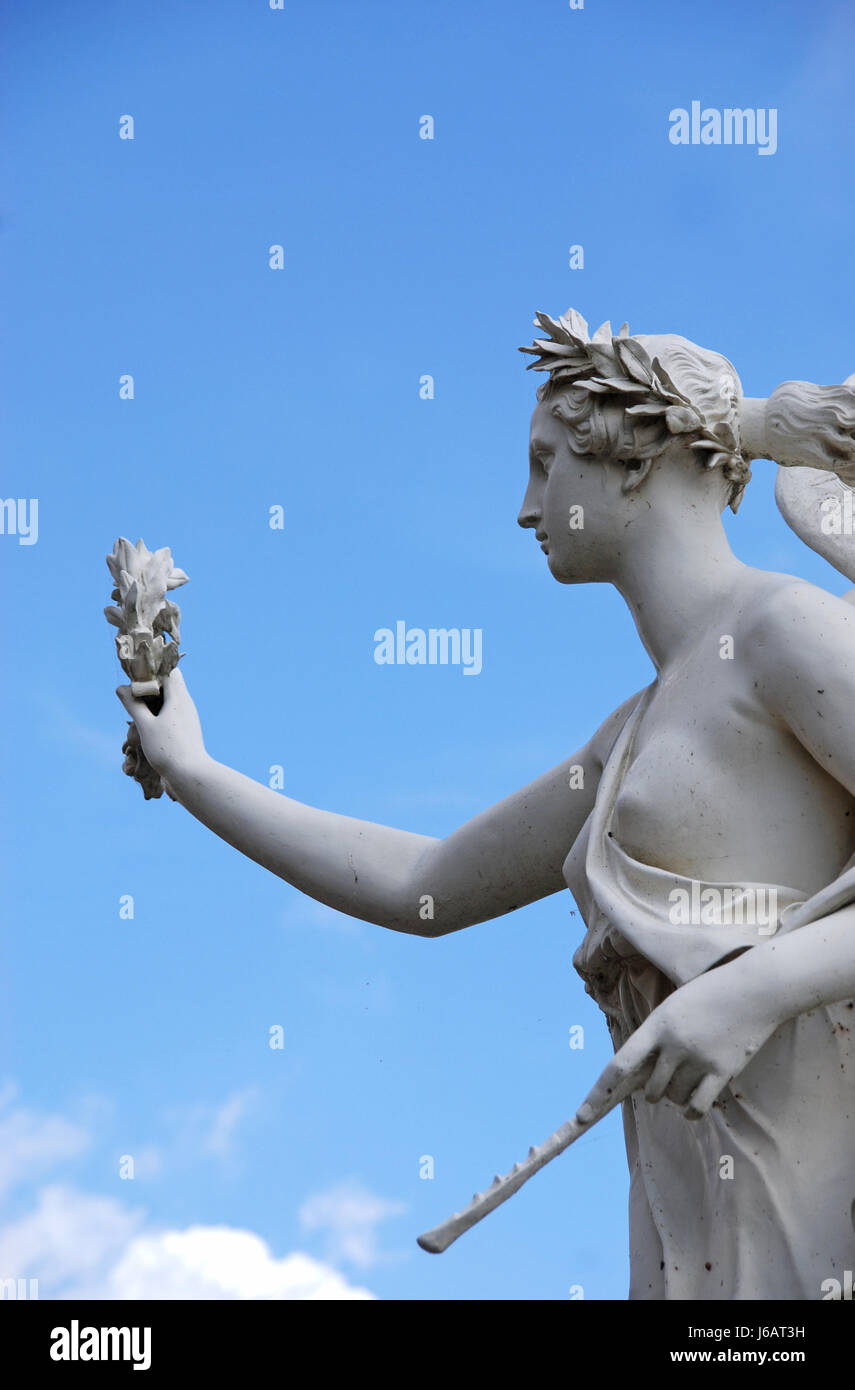 Statua ala angelo angeli pace firmamento cielo statua femminile ala angelo cimitero Foto Stock