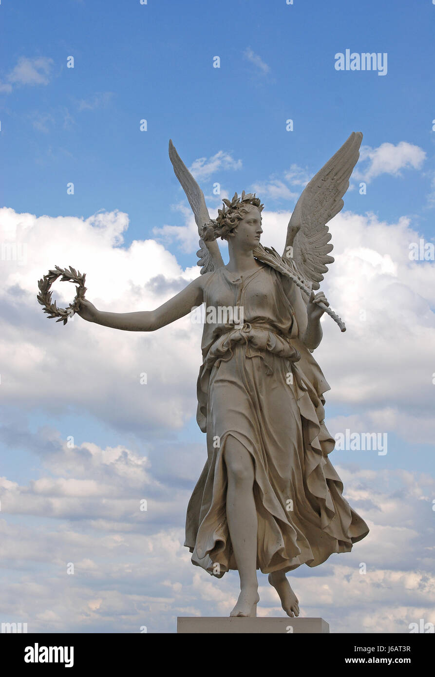 Statua cimitero ala angelo angeli pace firmamento cielo nuvole statua femminile ala Foto Stock