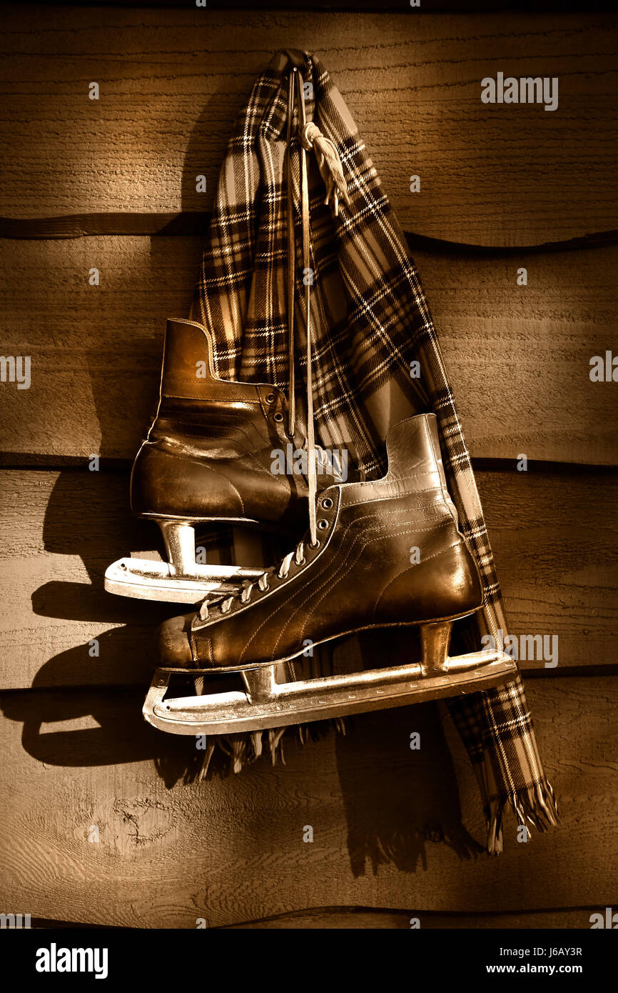 Sport inverno seppia pelle vintage marcia piede lame pattini da hockey  sciarpa Foto stock - Alamy
