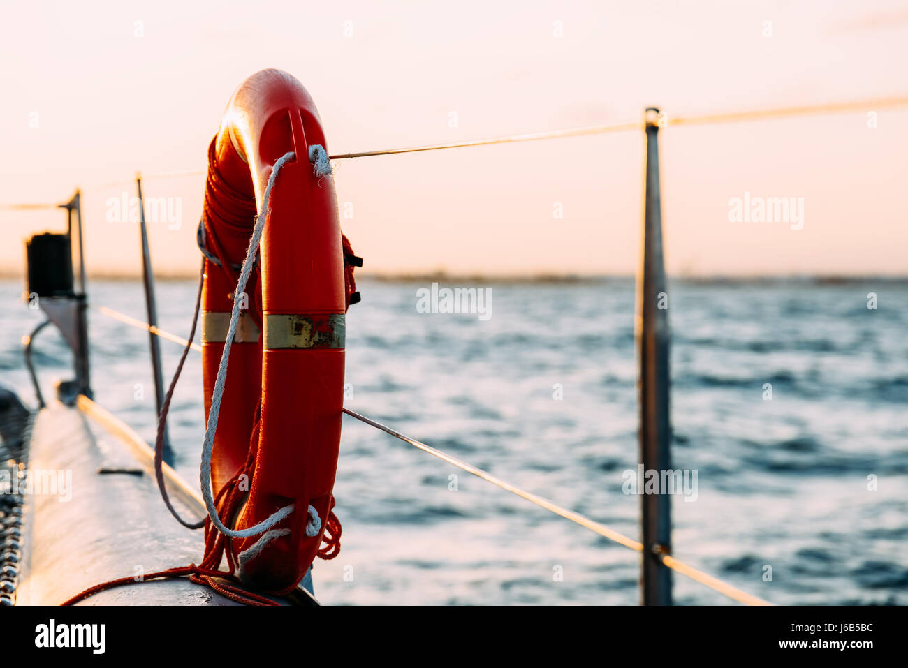 Red salvagente su una nave da crociera Foto Stock