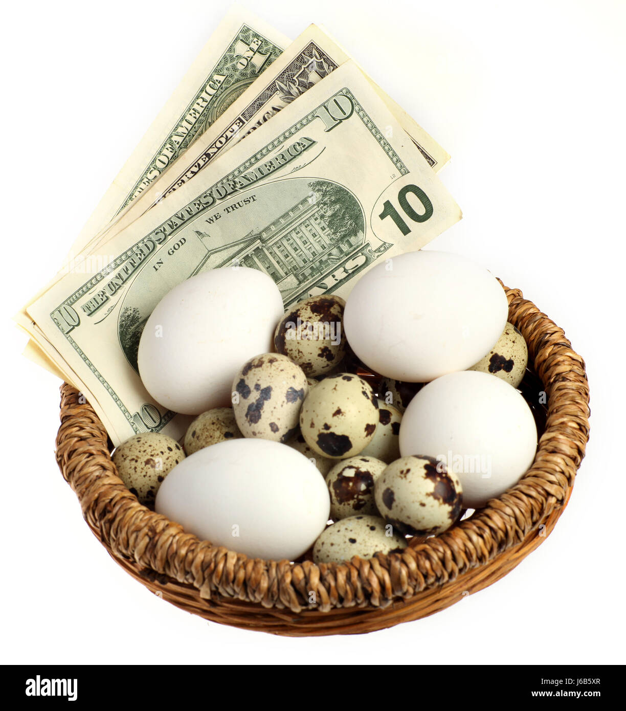 Cestello di rischio delle finanze gallina uova di quaglia dollaro denaro dollari servizi macro close-up Foto Stock
