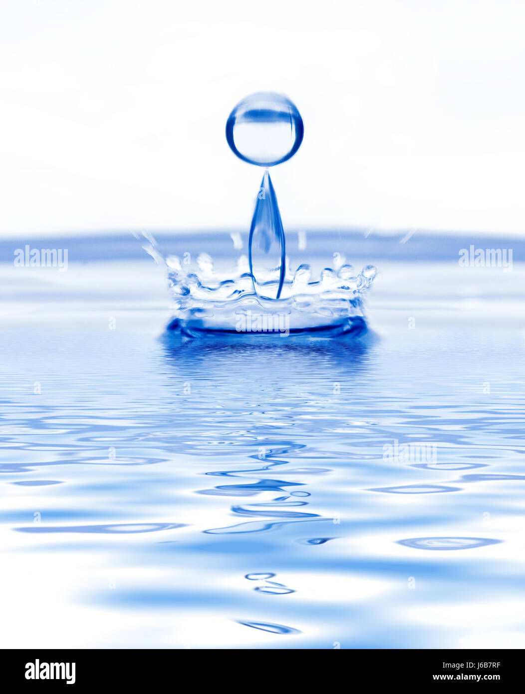 Blue squirt dash acqua salata oceano mare acqua goccia gocciolare gocce si insinui sopping Foto Stock