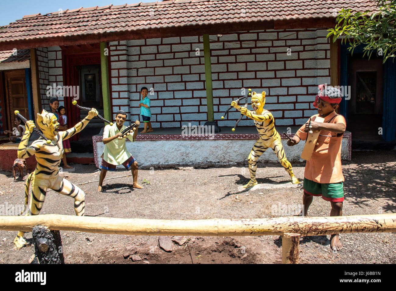 Gli abitanti di un villaggio di ballare, museo di scultura, Kaneri matematica, Kolhapur, Maharashtra Foto Stock