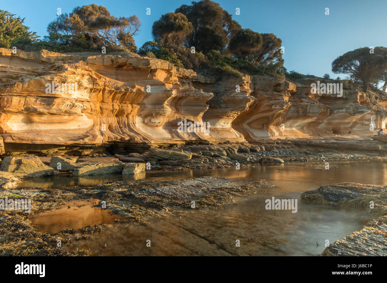 Tramonto al dipinto di scogliere, un modellato naturalmente rock formazione in Maria Island National Park, la Tasmania. Foto Stock